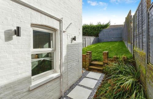 Five Oak Green House | Spacious Stylish House Sleeps 10 in Central Tonbridge
