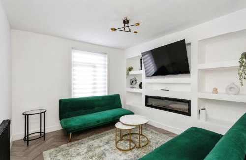 Five Oak Green House | Spacious Stylish House Sleeps 10 in Central Tonbridge