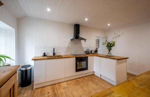 Kirriemuir House | Spacious & Stylish StoneHous Cottage