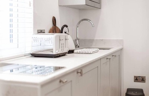 Hoylake Apartment | Spacious Stylish Studio, Hoylake