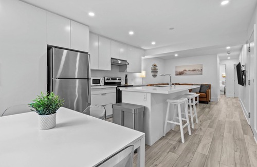 Lambton House | Spacious & Stylish Walk-Out - SuperHost