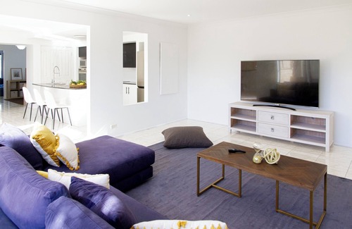 Prestons House | Spacious, Sunlit & Recently Renovated Family Home - 4BD & Hotel Quality Bedding