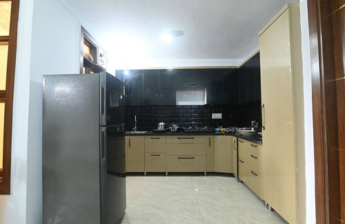 Chhatarpur Apartment | Spacious & Sustainable 3-bedroom apartment in Chattarpur,New Delhi with AC, WiFi