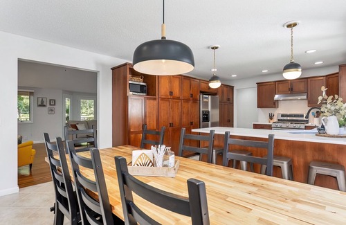 Pinehurst House | Spacious: swimming pool, walk to the village.