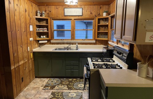 Crandon Cottage | Spacious, three bedroom cottage on beautiful Lake Metonga.