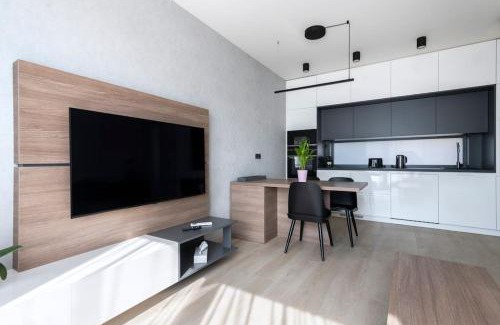 Kosire Apartment | Spacious Top Floor Flat, Air Conditioning, Free Parking, 200Mb WiFi