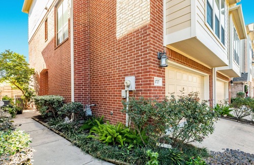 Shady Acres House | Spacious townhome in gated community with central AC & full kitchen