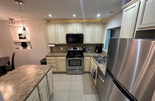 High Point House | Spacious Townhouse In High Point Near HPU & Furniture Market