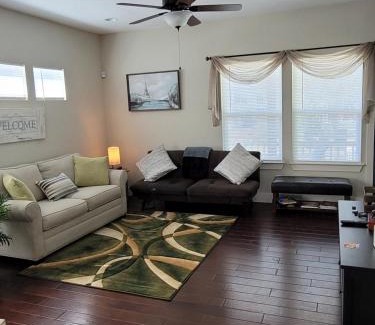 Near East Side House | SPACIOUS TOWNHOUSE MINUTES FROM DOWNTOWN SA.