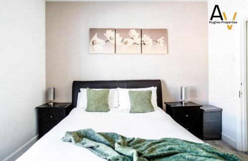 Northampton House | Spacious Two-Bedroom House - Fast Wi-Fi, Garden, Free Parking, Ideal for Business or leisure Stays By AV Hughes Properties