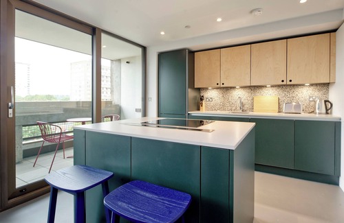 Poplar Apartment | Spacious two-bedroom home in East London