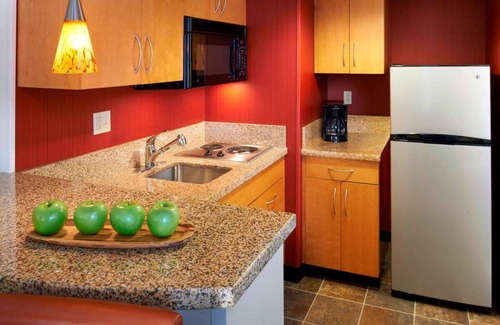 Warren Hotel | Spacious Unit Near Detroit Attractions, Full Kitchen w/Free Breakfast!
