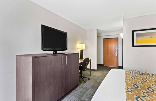 Naperville Hotel | Spacious Unit w/Free Parking and Breakfast Near I-88 Corridor - Pets Allowed