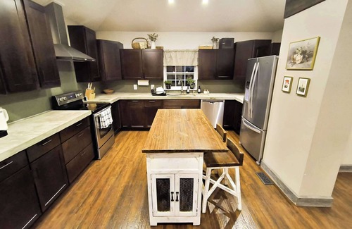 Burnside House | Spacious Updated Farmhouse with King Beds, WiFi, AC, Ping Pong, Yard, & Smart TV