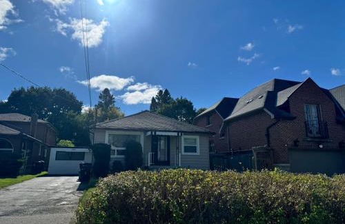 Newtonbrook House | Spacious Urban Retreat Queen Bed & Sofa Bed Near Finch Subway Sleeps 4