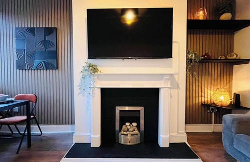 Eccles House | Spacious Victorian 5Bed/5Bath w Free Parking