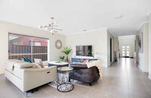Point Cook Villa | Spacious Villa 7BRM 5-bathroom House Point Cook Double Storey