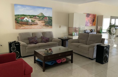 Boroncana Villa | Spacious Villa in Rooi Santo, minutes away from white sandy beaches