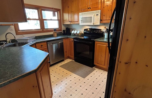 Havelock-Belmont-Methuen Cottage | Spacious Waterfront Year Round Cottage