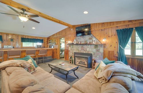 Winter House | Spacious Winter Retreat w/River Access + Kayaks!