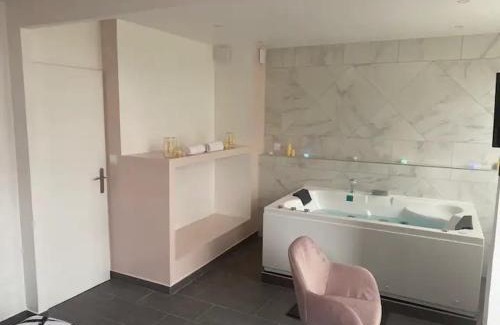 Ris Orangis Apartment | SpaLov