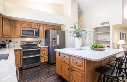 Paradise Valley Village Cottage | Spanish Wells by Avantstay Putting Green + Pool!
