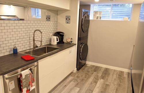 Historic Old Town House | Sparkle Clean, Rain-fall Spa feature Shower head!