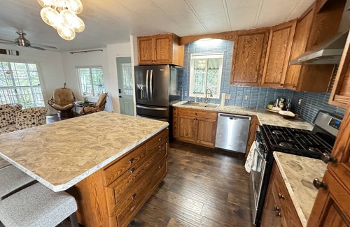 Lakehead-Lakeshore House | Special Deal Now: Cute Lakeview Home, Sleeps 8 - Shasta Lakeshore Retreat #11