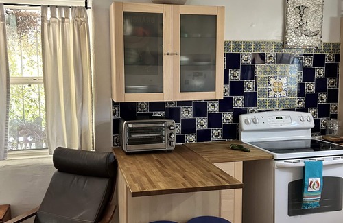 Santa Rita Park Cottage | Special Ex Stay Summer Rate. Mi Casita, Guesthouse in Historic Neighborhood