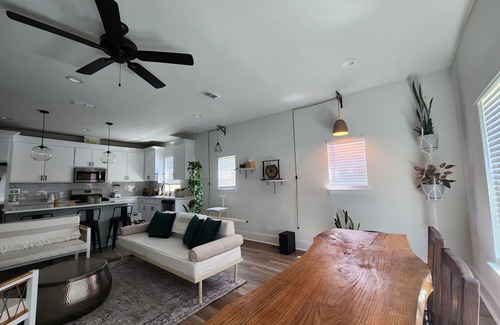 Tallahassee House | SPECIAL SUMMER PRICING: Stylish 3BR/3.5BA, Walk to Whole Foods, Restaurants