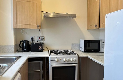 Goodmayes Apartment | specious 1 Bed Apartment with parking & free wifi 5 minute Goodmayes station