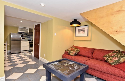 East York Apartment | Specious one bedroom apartment in upscale neighbourhood in Leaside Toronto.