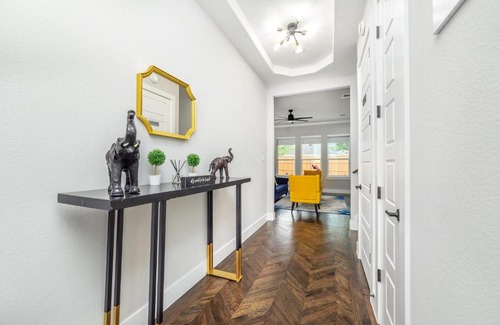 West Dallas House | Spectacular 4BRs Home in Downtown Dallas