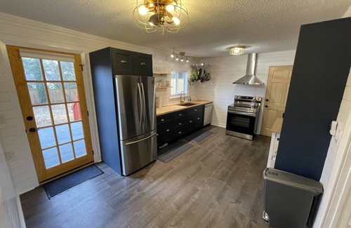 Bull Mountain House | Spectacular Choice: Sleeps 6, Your Dog Welcome Too