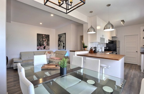 Desjardins Apartment | Spectacular, Lunch with the Chateau Frontenac! Air-conditioned Free parking!