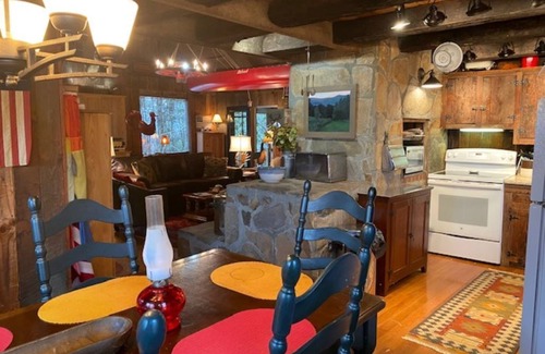 Independence Cabin | Spectacular mountain views at 4000 ft from a secluded log cabin