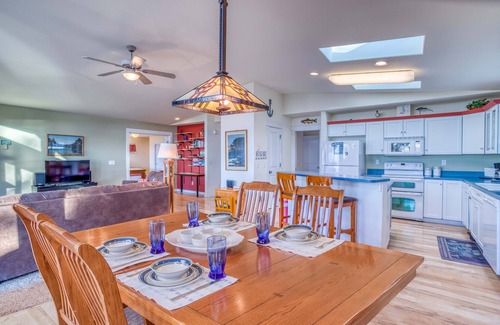 Bayshore House | Spectacular Views of Waldport Beach from This Artful Single-Level