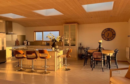 Omokoroa House | Spectacular Waterfront Sanctuary plus 1 brm self contained Cottage