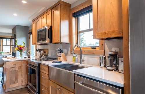 Crested Butte House | Spellbound Cottage/Dog Friendly Perfection on the Mtn. W/Hot Tub & Views!