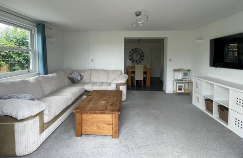 Braintree House | Spencer Square- A lovely 2 bedroom property in Bocking with cats