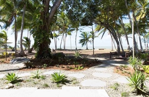 Mowbray Villa | Spice At Oak Absolute Oceanfront House