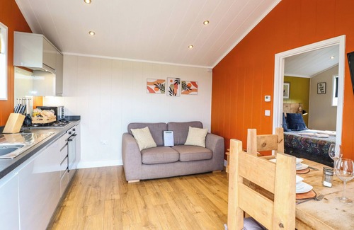 Swadlincote Cottage | SPINDLE, pet friendly, with hot tub in Donisthorpe