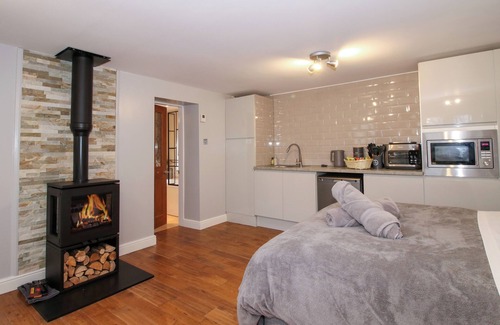 Sugnall Cottage | SPITFIRE LODGE, romantic, with hot tub in Loggerheads, Staffordshire