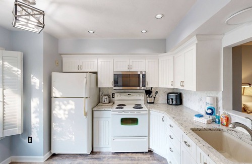 Goodview House | Splendid dog friendly home with shared pool, kayaks & free WIFI