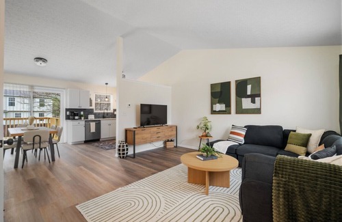 Summit Station Apartment | Split-Level Comfort | 2 Living Rooms, Garage, Deck