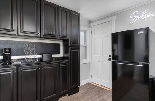 Salem House | *Spooky Halloween 2BR|Downtown+Parking|Hocus Pocus