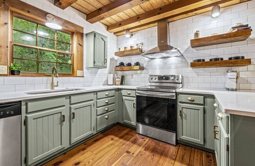 Sheepback Mountain Estates Cabin | Spooky Sales! Creekside Cozy Cabin w/Waterfall+Hot Tub+PacMan+Firepit