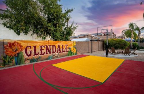 Glendale House | Sport Court Pool Hot Tub Pool Table Fire Pit Games
