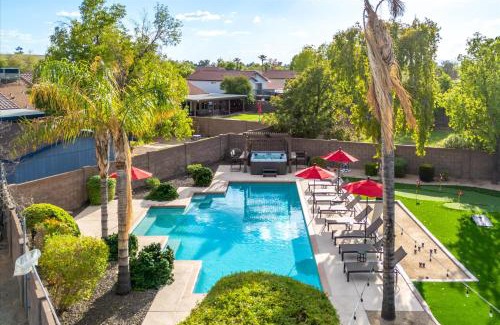 Glendale House | Sport Court Pool Hot Tub Pool Table Fire Pit Games