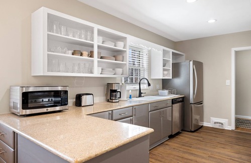 Greensboro House | Sports Bar + Work Center + 6 TVs + Fully Fenced Backyard